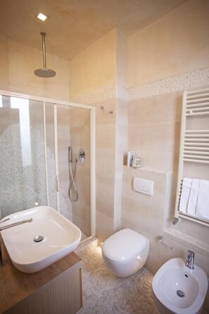 淋浴設備、免費盥洗用品、吹風機、坐浴桶