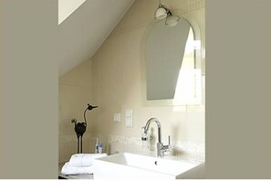 Standard-Einzelzimmer, 1 Einzelbett, Nichtraucher | Badezimmer | Dusche, Handtücher
