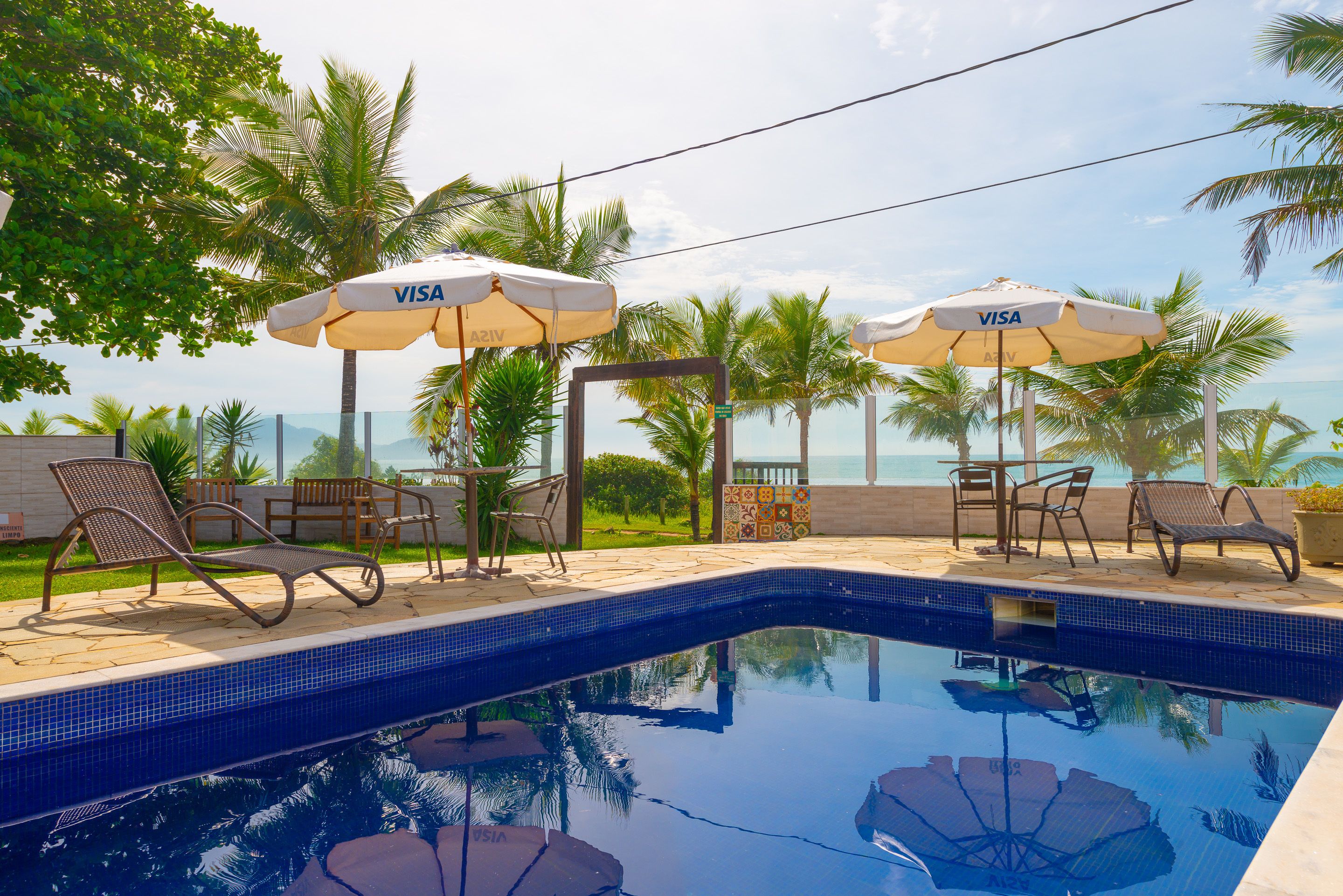 Una piscina al aire libre, tumbonas