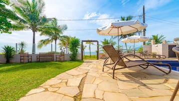 Piscine extérieure, chaises longues