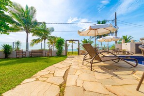 Een buitenzwembad en ligstoelen