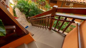 Eine Treppe mit Holzwerteln und einer Steinmauer.
