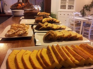 Petit-déjeuner buffet (7.50 EUR par personne)