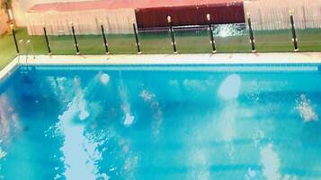 Piscina externa, barracas de cortesia, espreguiçadeiras