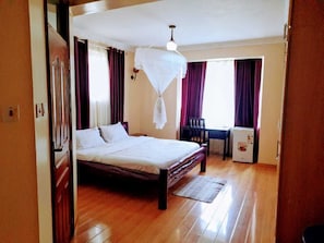 Departamento Confort, 1 cama King size | Ropa de cama de alta calidad y caja de seguridad en la habitación 