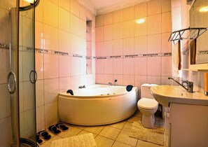 Comfort Apartment, 1 King Bed | Bathroom | Separate tub and shower, deep soaking tub, free toiletries, hair dryer - Mani's Home Away From Home (Nairobi)
