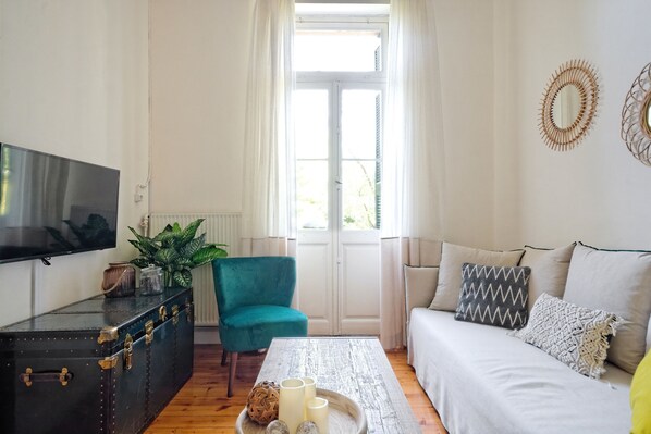 Classic Apartment, 4 Bedrooms, Park View | Living room | Flat-screen TV, Netflix, streaming services