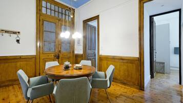 Classic Apartment, 4 Bedrooms, Park View | In-room dining