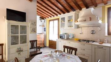 Deluxe Apartment | Private kitchen | Fridge, microwave, stovetop, electric kettle