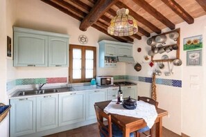 Appartement, 2 chambres | Cuisine privée | Réfrigérateur, micro-ondes, plaque de cuisson, bouilloire électrique
