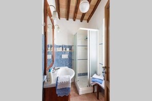 Appartement, 2 chambres | Salle de bain | Douche, articles de toilette gratuits, sèche-cheveux, bidet