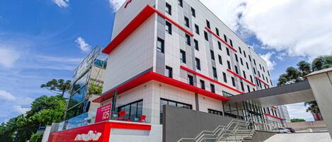 Vista frontal de la propiedad