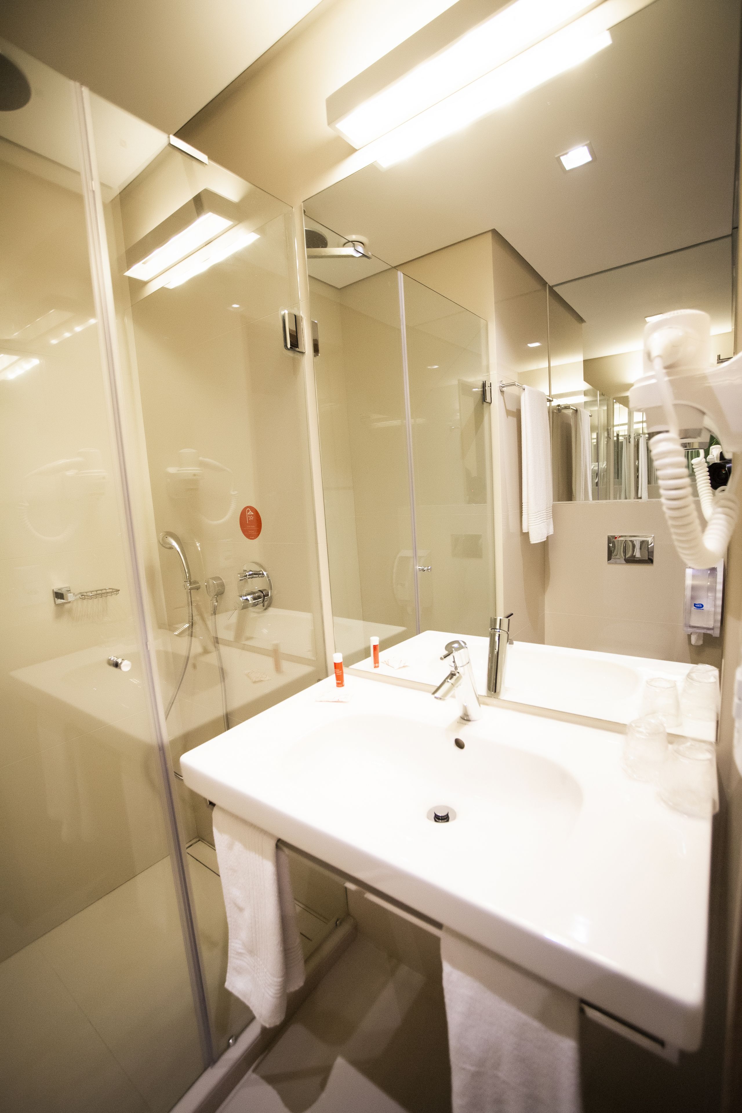 quarto casal standard, 1 cama de casal | bathroom | shower, free toiletries, hair dryer, towels