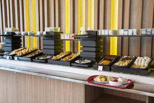 Desayuno buffet diario (BRL 40 por persona)