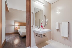 Regadera, amenidades de baño gratuitas, secadora de cabello, toallas 