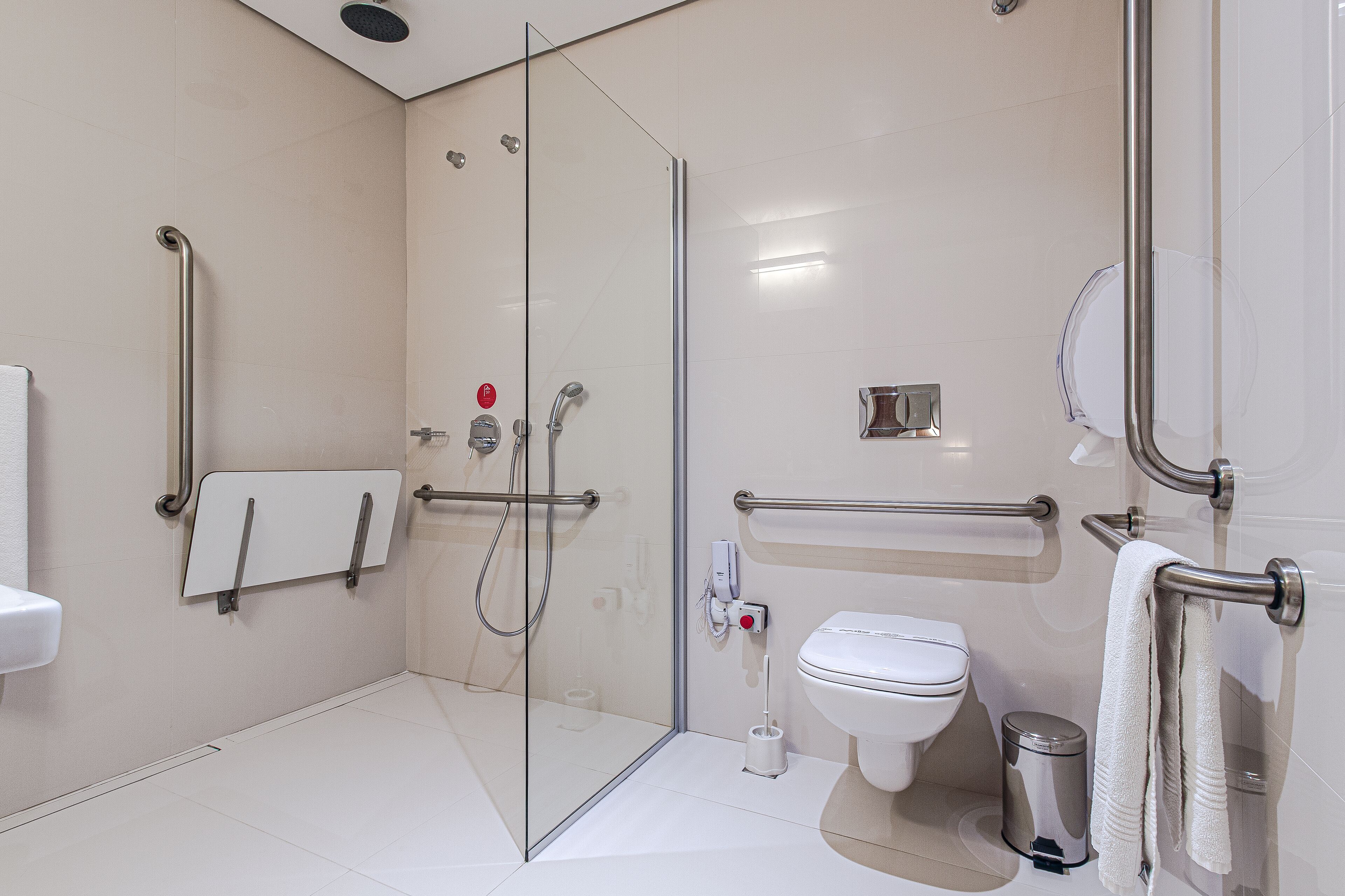 quarto casal standard, acessível | bathroom | shower, free toiletries, hair dryer, towels