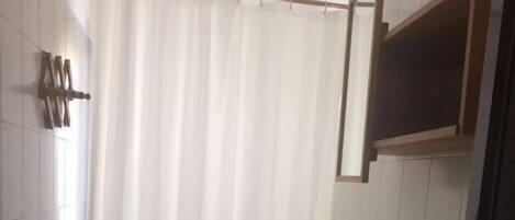 Un baño pequeño con inodoro, bidé y lavamanos.