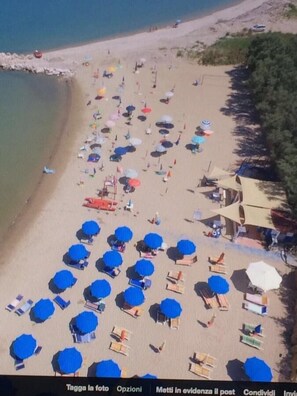 An aerial view of a beach with numerous umbrellas and sun loungers. - Maronda Camping (Montenero di Bisaccia)