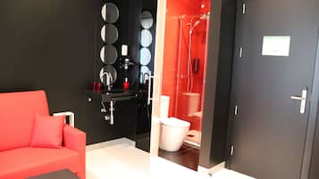 Junior Suite | Bathroom | Shower, free toiletries, hair dryer, towels
