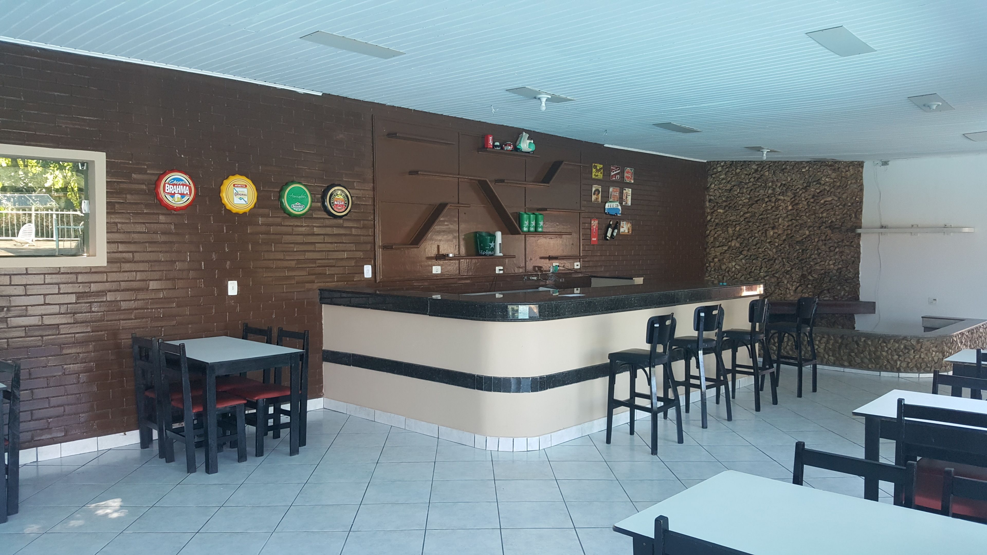 Café da manhã completo grátis todos os dias