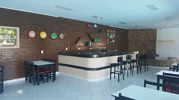 Café da manhã completo grátis todos os dias