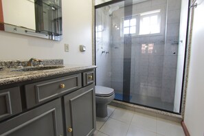 Apartment, 3 Schlafzimmer | Badezimmer | Dusche, Handtücher