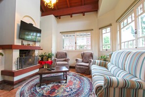 Apartment, 3 Bedrooms | Living room