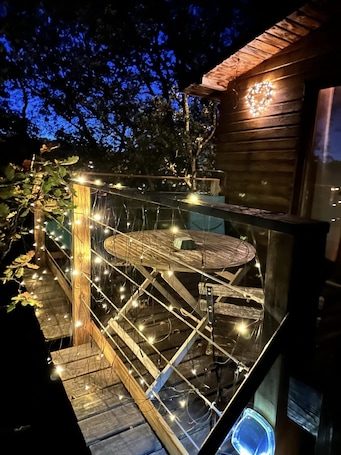 Fachada de la propiedad. La Cabane Des Amoureux