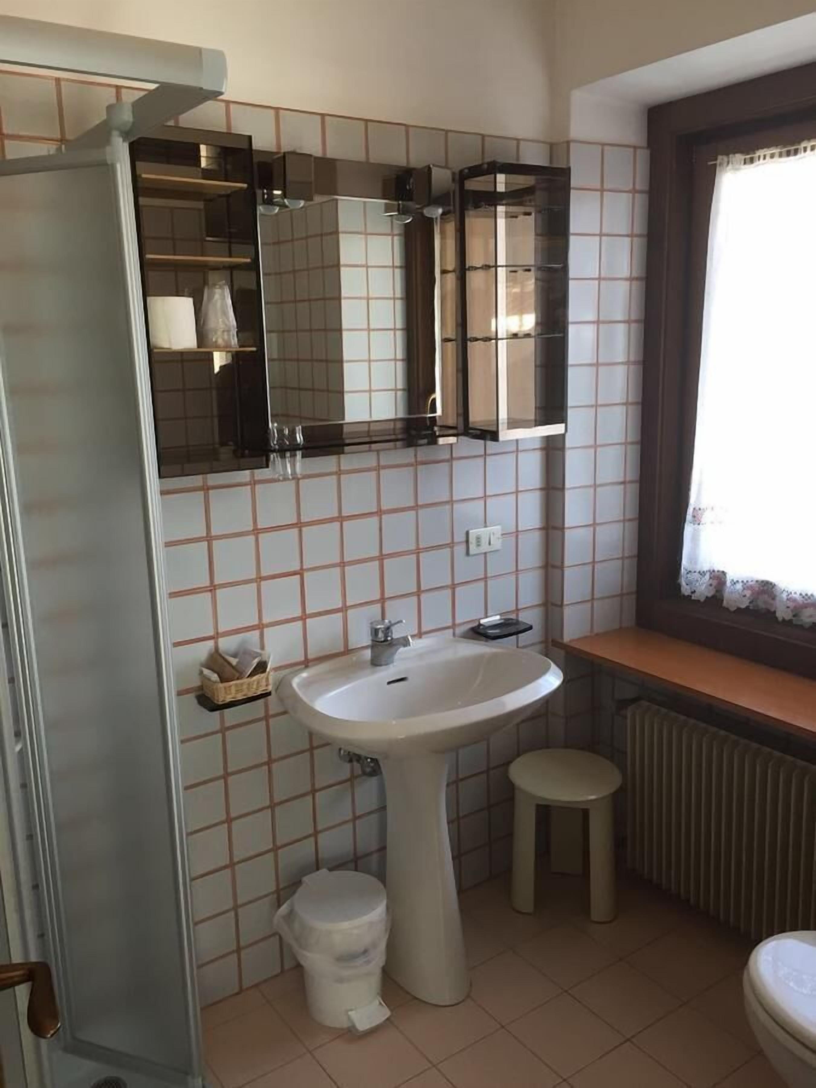 Shower, free toiletries, hair dryer, bidet