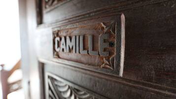 En dörr av trä med en namnskylt där det står "CAMILLE".