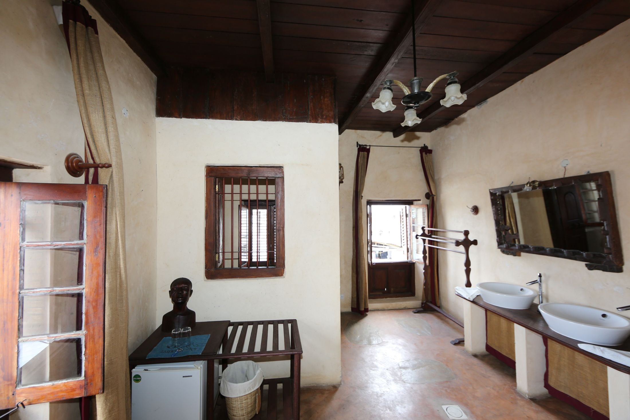 design twin room (mimi) | bathroom | combined shower/bathtub, deep-soaking bathtub, free toiletries