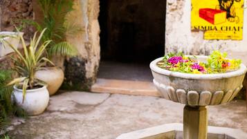 2 restaurantes, se sirven comidas, cenas y mariscos