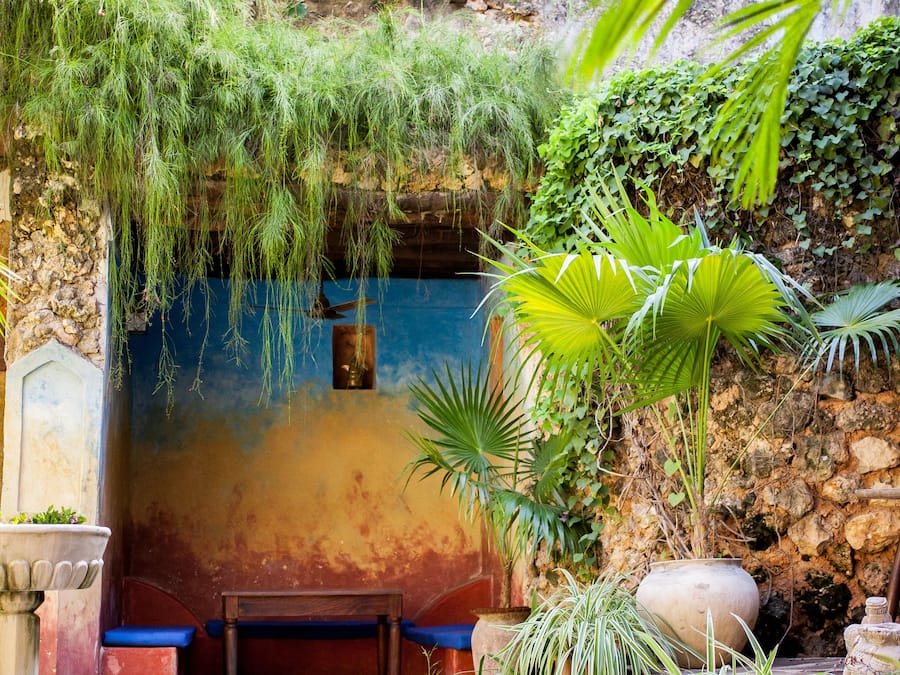 2 restaurants, lunch, dinner served; seafood