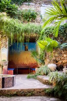 2 ravintolaa, joissa tarjoillaan lounas ja illallinen; merenantimet 