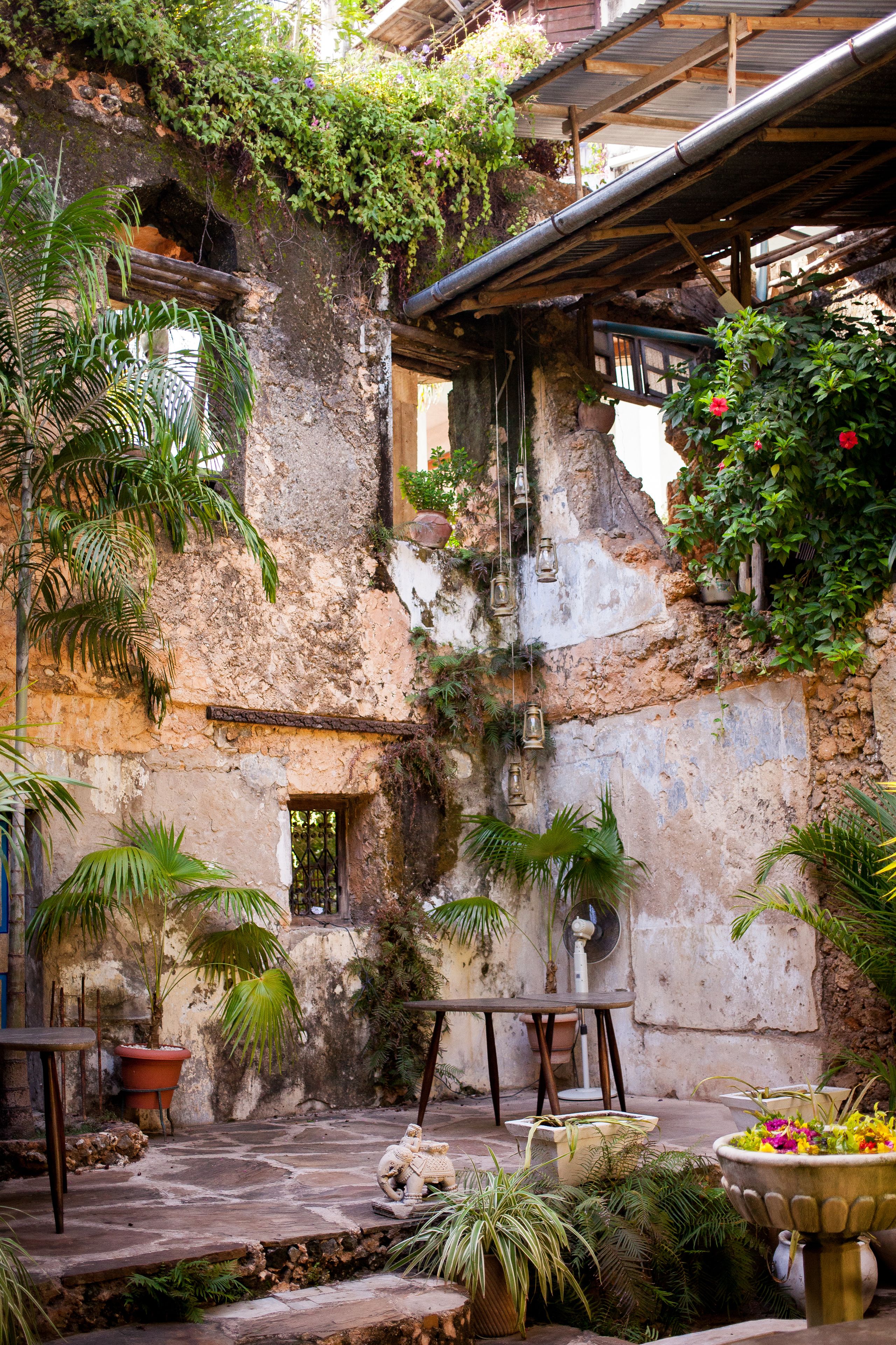 2 restaurants, lunch, dinner served; seafood