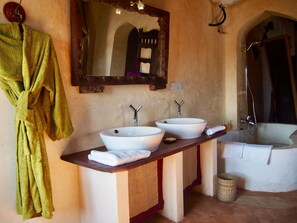 Design Twin Room (Mimi) | Bathroom | Combined shower/bathtub, deep-soaking bathtub, free toiletries