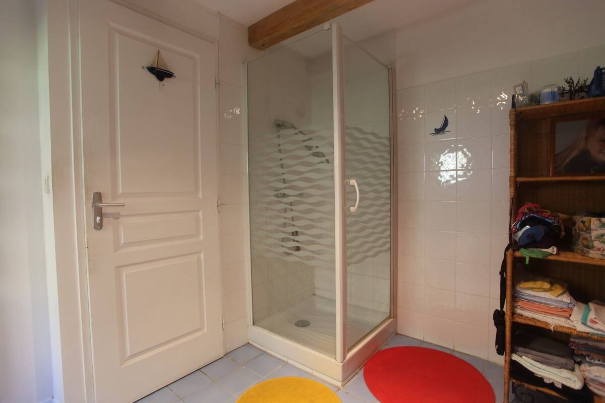 Separate tub and shower, deep soaking tub, hair dryer, towels