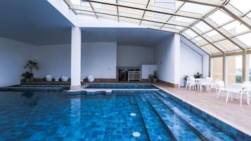 Piscina interna, funciona das 8h às 22h, espreguiçadeiras