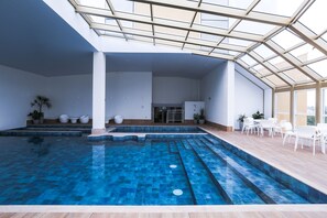 Innenpool, geöffnet von 08:00 Uhr bis 22:00 Uhr, Liegestühle