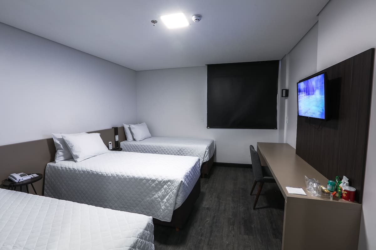 Een minibar, een kluis op de kamer, een bureau, geluiddichte muren