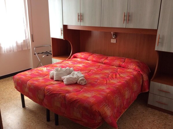 Habitación doble | Escritorio, wifi gratis y ropa de cama 