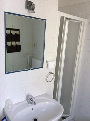 Buồng tắm vòi sen, đồ dùng nhà tắm miễn phí, máy sấy tóc 