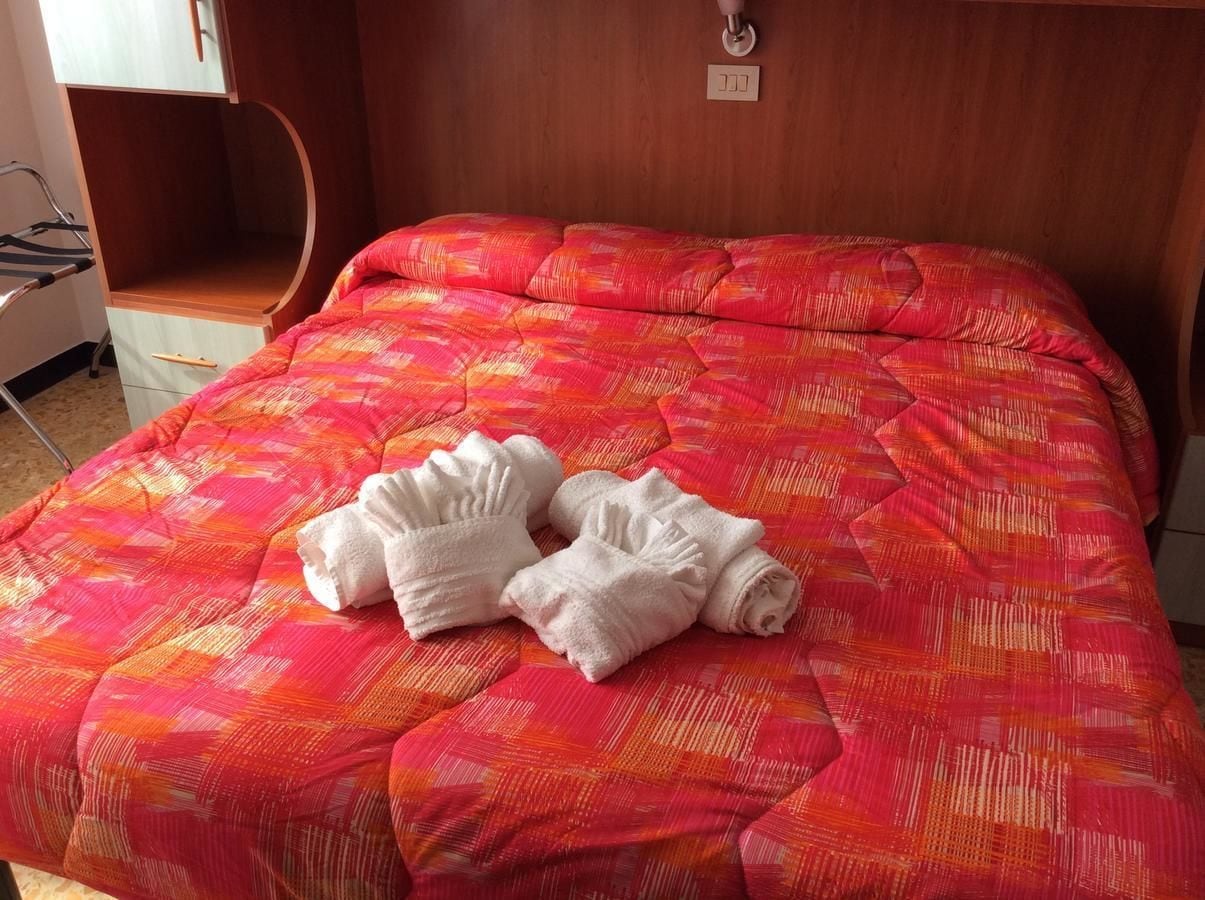 Double Room | Desk, free WiFi, bed sheets