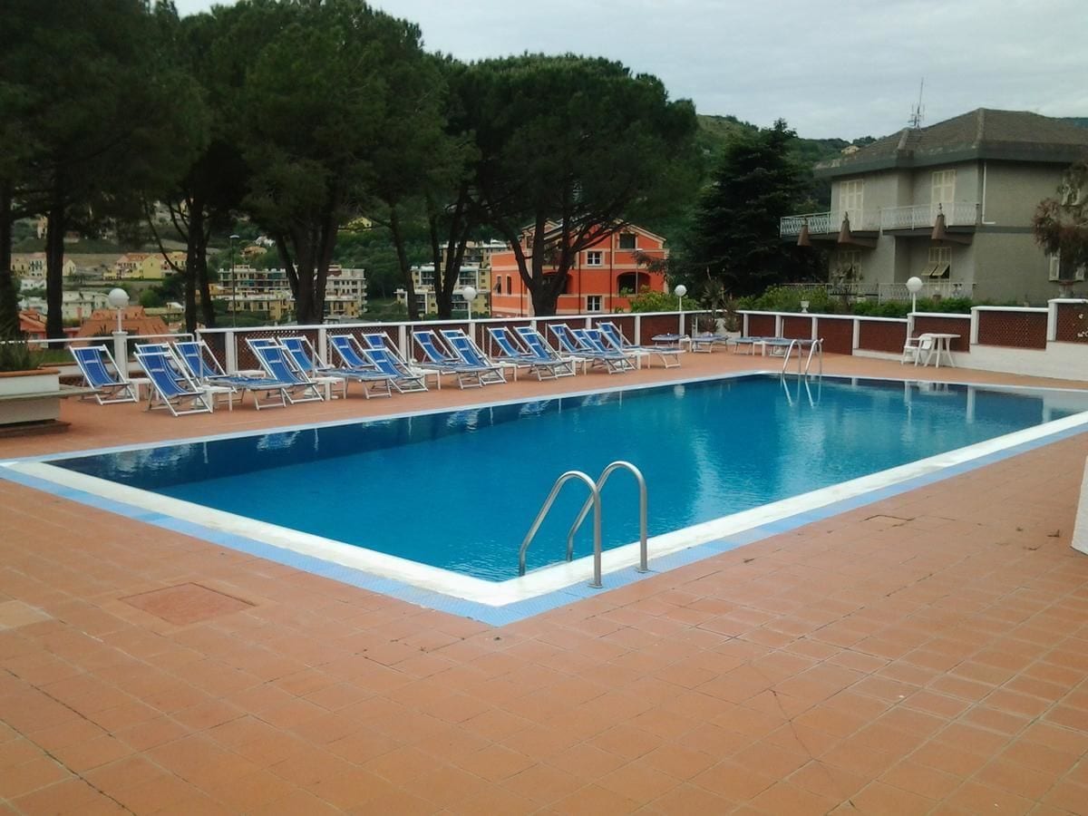 Piscina externa sazonal, guarda-sóis, espreguiçadeiras
