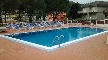 Piscina stagionale all'aperto, ombrelloni da piscina, lettini