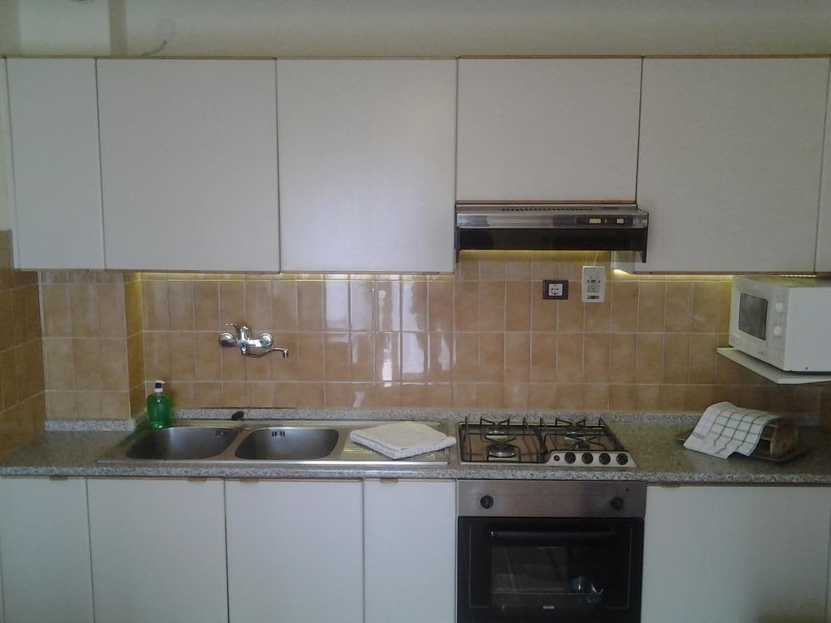 Kühlschrank, Herdplatte, Geschirrspüler, Wasserkocher