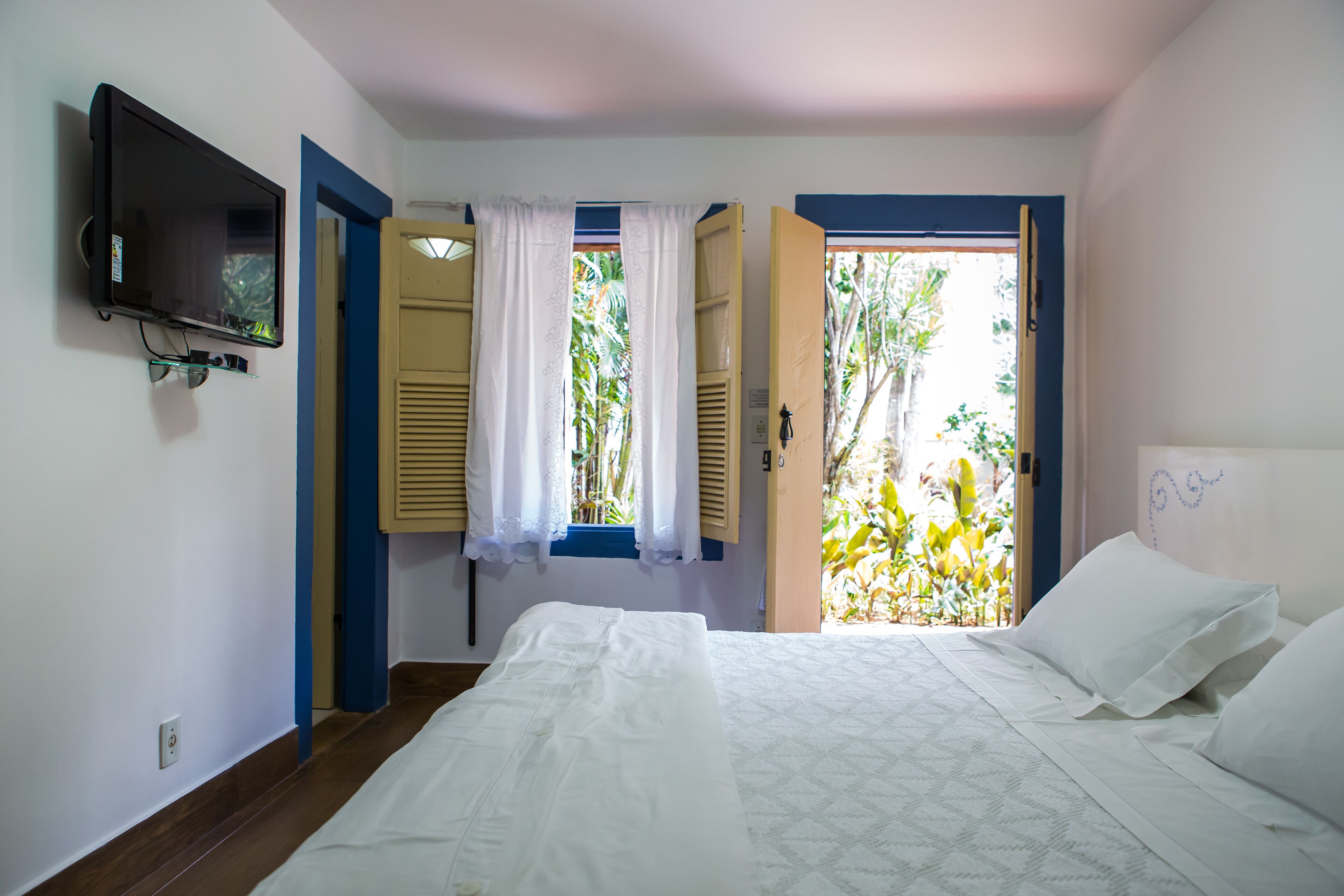 ميني بار وواي فاي مجانًا وملاءات أسرّة