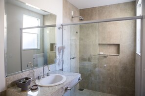 Shower, hair dryer, towels, soap - Pousada Villa Magnolia (São João del Rei)