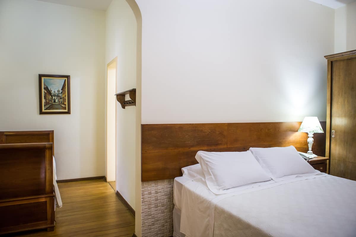 Minibar, free WiFi, bed sheets