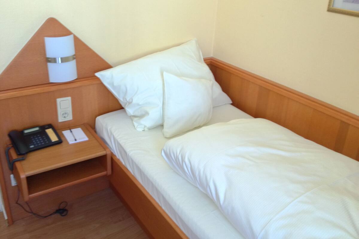 Einzelzimmer | Allergikerbettwaren, Zimmersafe, Schreibtisch, schallisolierte Zimmer